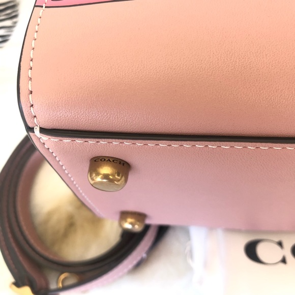 Coach Cashin Carry 22 C9814 Trompe L'oeil Print - Spring 2022 Runway Collection - Picture 11 of 16